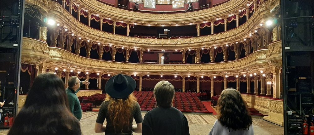 Uczennice Technikum Przemysłu Mody w Krakowskim Teatrze