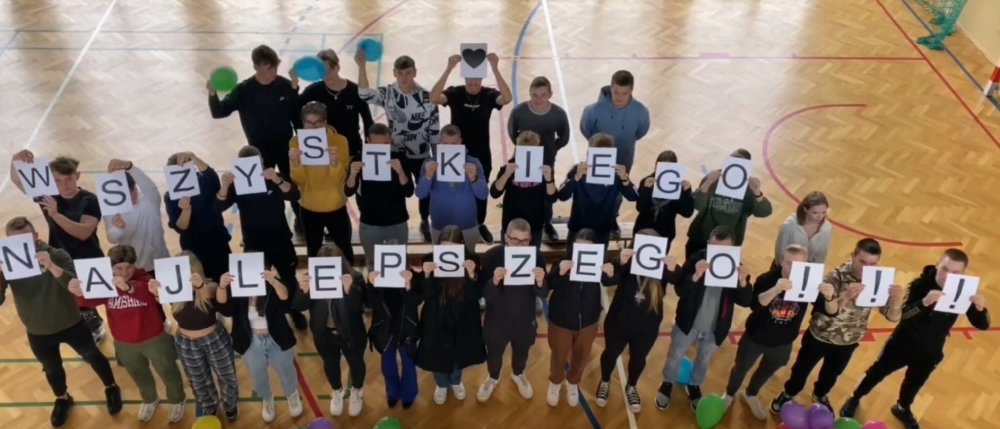 kartoniada z napisem wszystkiego najlepszego.