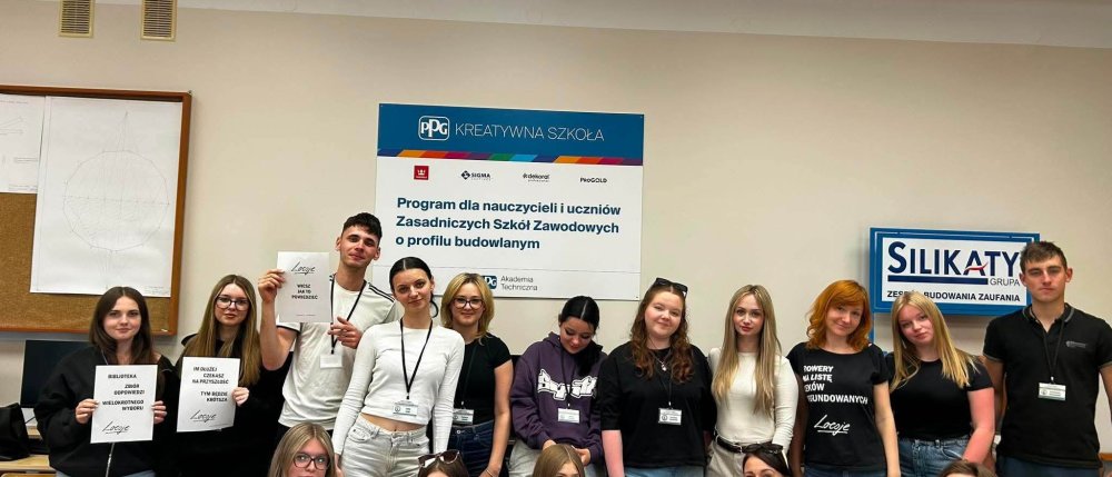 Uczestnicy warsztatów wraz z prowadzącą na tle sali