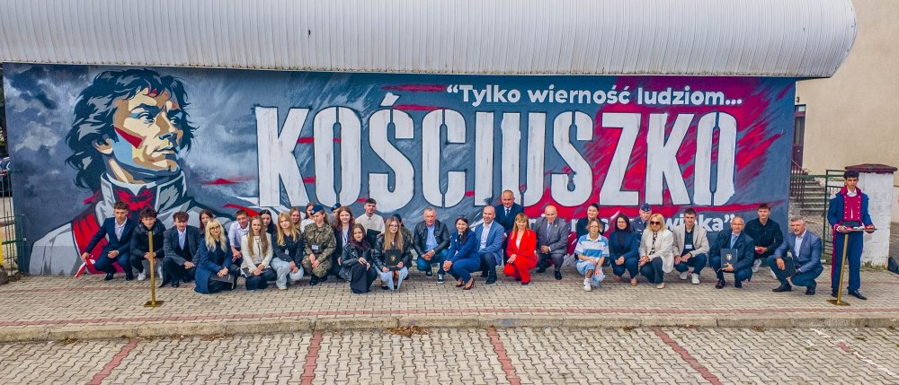 Zdjęcie muralu Tadeusza Kościuszki wraz z uczestnikami symbolicznego otwarcia murali