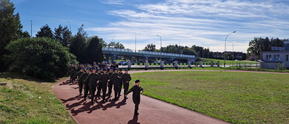 Kadeci w trakcie biegu na bieżni lekkoatletycznej