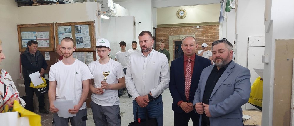 Uczniowi biorący udział w turnieju wraz z opiekunem w trakcie odbierania nagród
