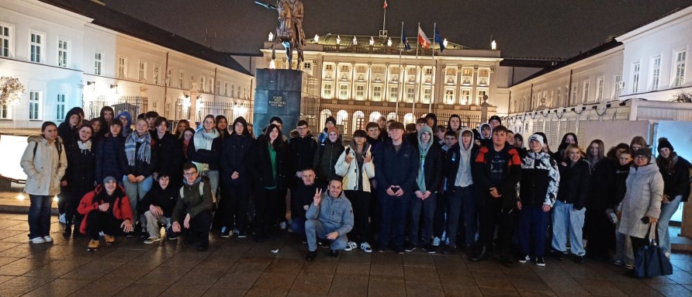 Zdjęcie uczestników wycieczki pod Pałacem Prezydenckim