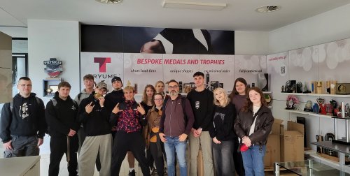 Od projektu do gotowego trofeum – uczniowie klasy 5TC z wizytą w firmie TRYUMF
