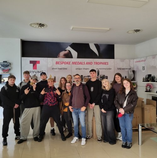 Od projektu do gotowego trofeum – uczniowie klasy 5TC z wizytą w firmie TRYUMF