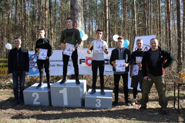Uczniowie na podium biegu Stalowy Run.