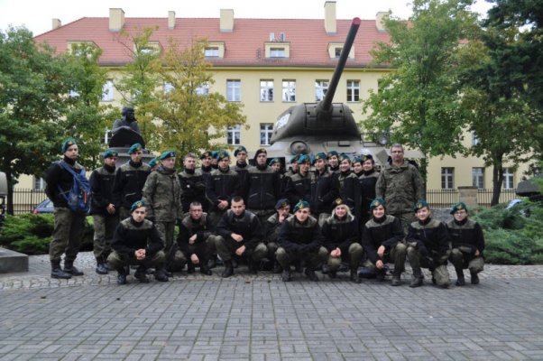 Uczniowie klasy wojskowej na tle czołgu - Żagań 2018 IV Centralny Zlot Klas Mundurowych.