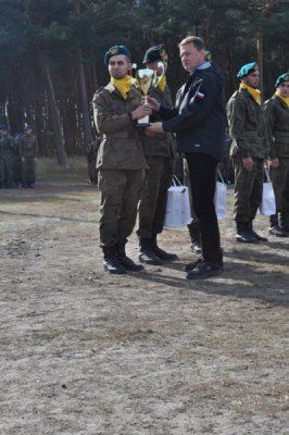 Uczniowie klasy wojskowej odbierają puchar z rąk Ministra Obrony Narodowej Mariusza Błaszczaka - Żagań 2018 IV Centralny Zlot Klas Mundurowych.