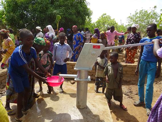 Dzieci w Afryce przed studnią z wodą