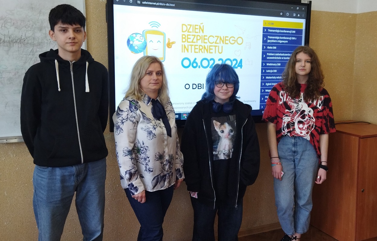 Trzech uczniów i opiekun konkursu na plakat z okazji DBI 2024 Trzech uczniów i opiekun konkursu na plakat z okazji DBI 2024