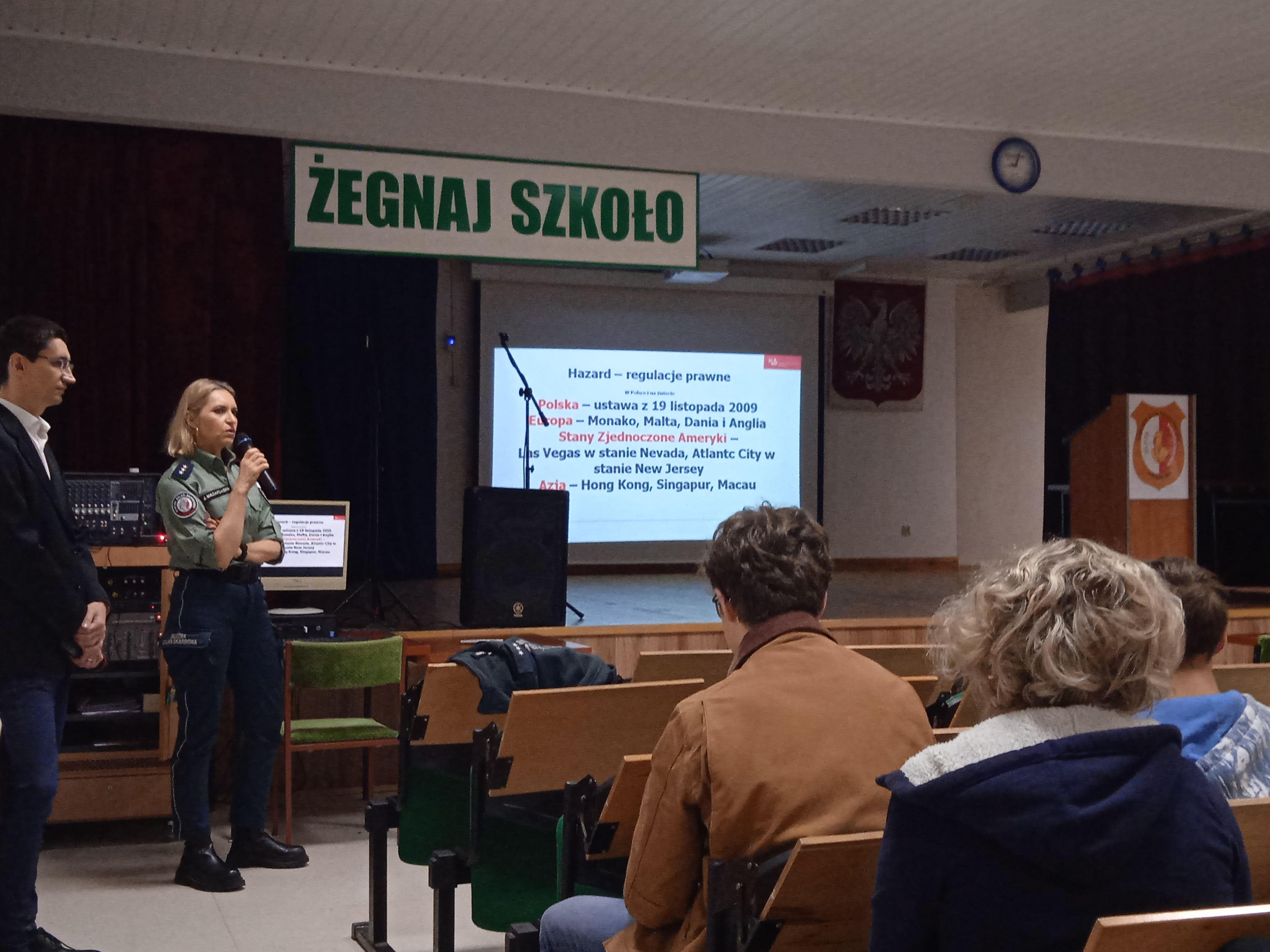 Policjantka opowiada uczniom o zagrożeniach związanych z hazardem Policjantka opowiada uczniom o zagrożeniach związanych z hazardem