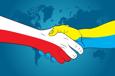 Uścisk dłoni w kolorach falgi polskiej i ukraińskiej
