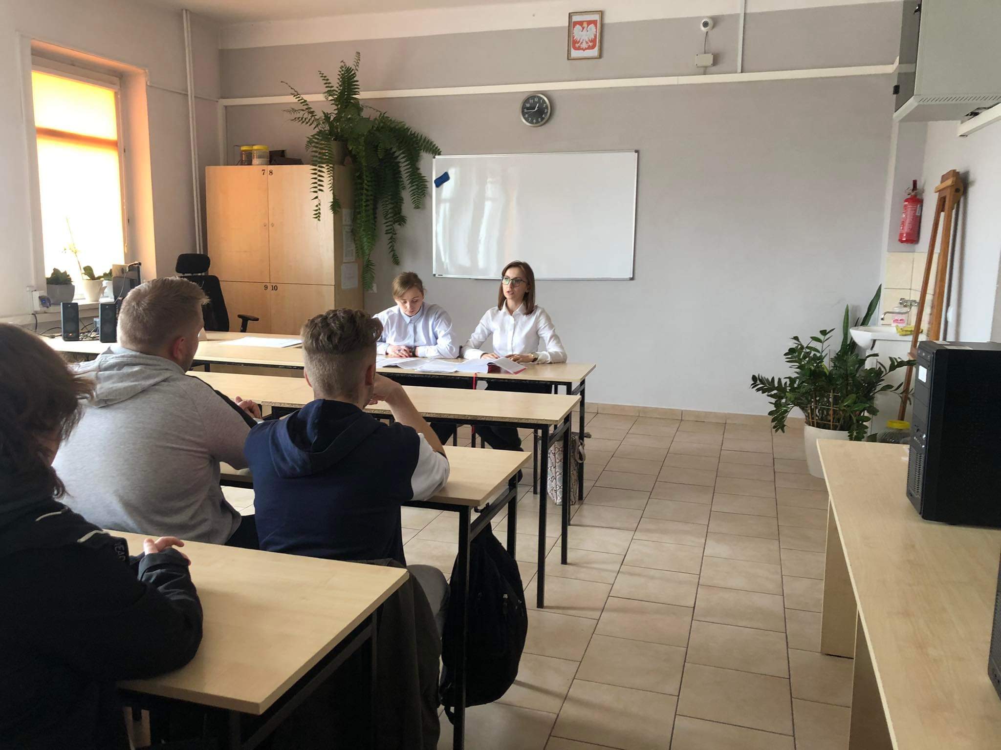 Dwie kobiety prowadzące wykład Dwie kobiety prowadzące wykład
