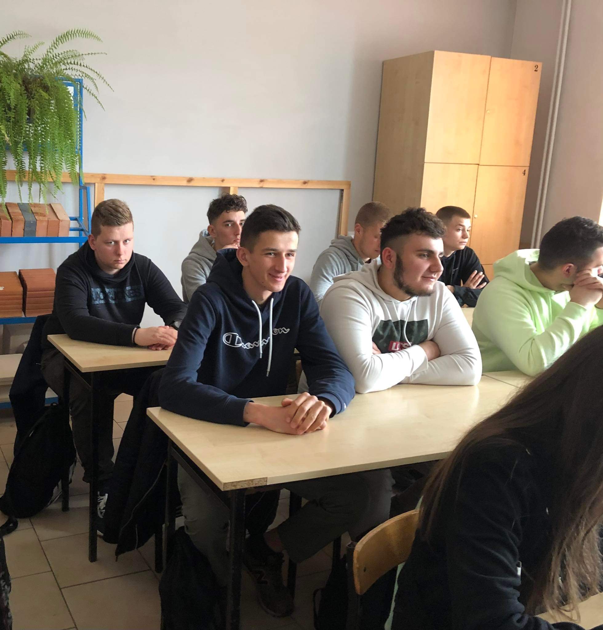 Uczniowie w ławkach uczestniczący w wykładzie Uczniowie w ławkach uczestniczący w wykładzie