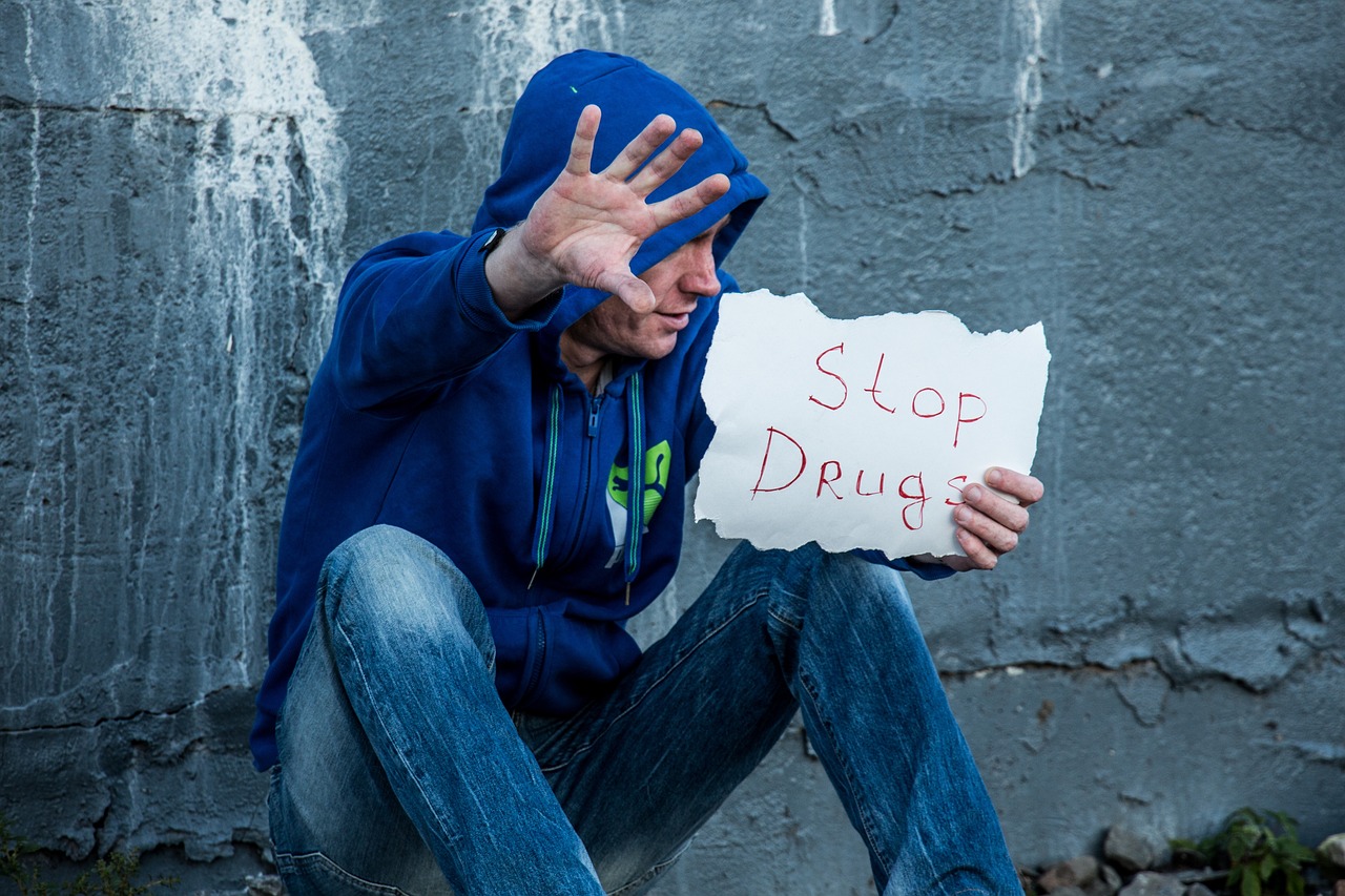 Mężczyzna w kapturze z napisem"Stop Drugs" Mężczyzna w kapturze z napisem"Stop Drugs"