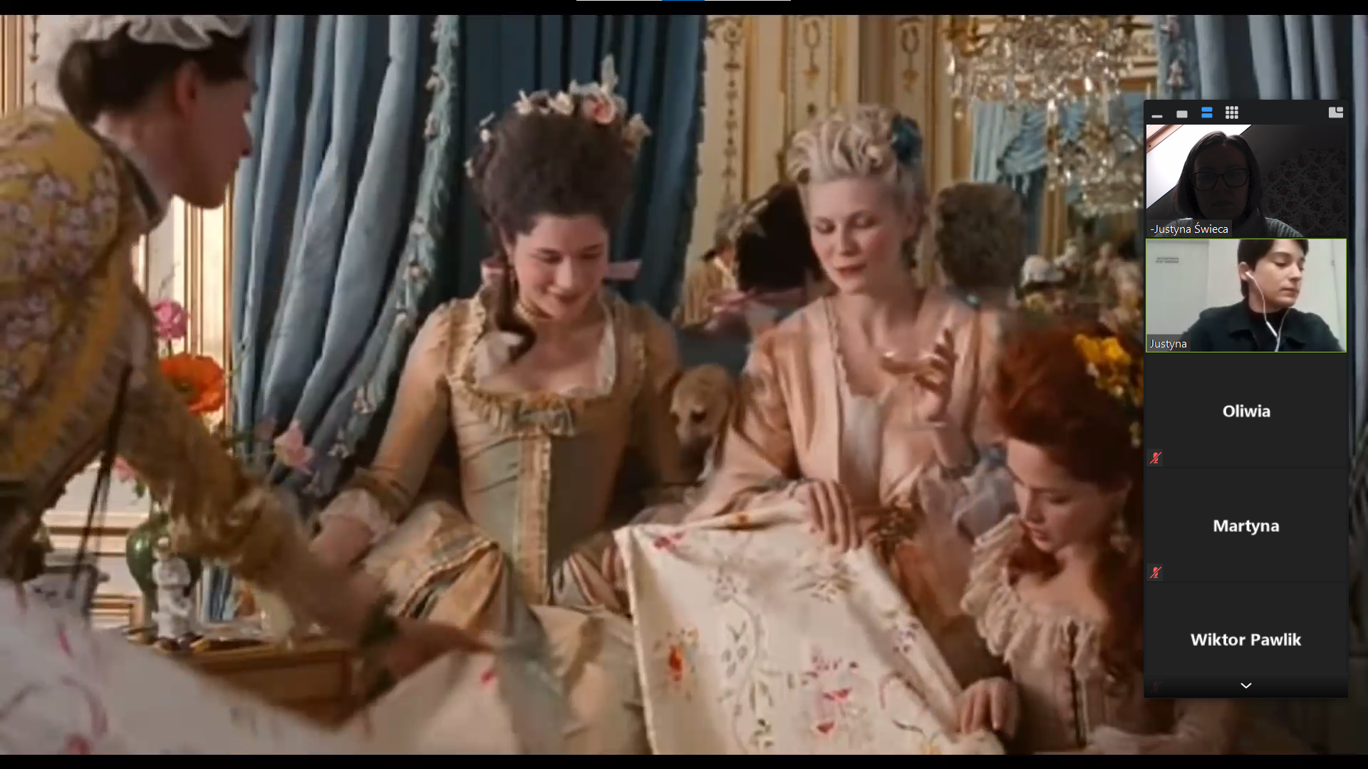 Kobiety w strojach barokowych