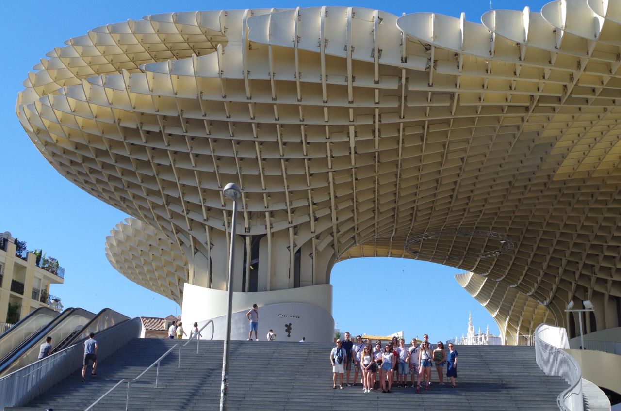 Grupa uczniów wraz z opiekunem pod tarasem widokowym Metropol Parasol w Sevilli Grupa uczniów wraz z opiekunem pod tarasem widokowym Metropol Parasol w Sevilli