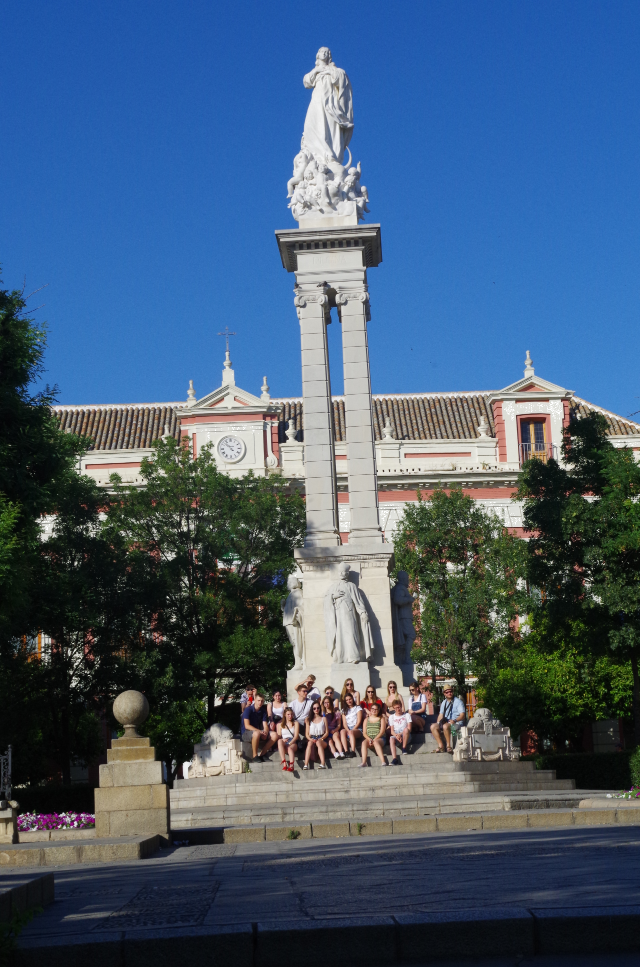 Uczniowie pod pomnikiem na Plaze del Triunfo w Sevilli Uczniowie pod pomnikiem na Plaze del Triunfo w Sevilli