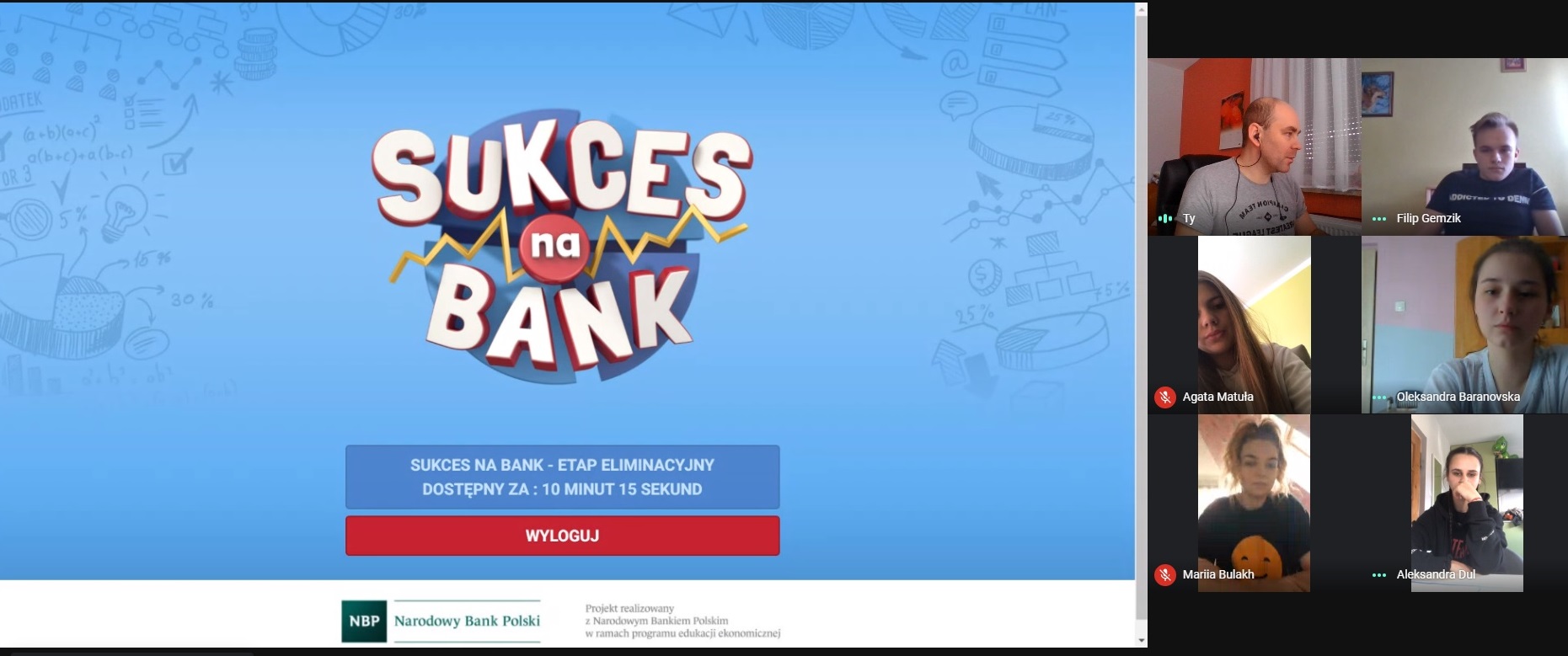 Zrzut ekranu przedstawiający ekran logowania teleturnieju "Sukces na Bank", z prawej strony widoczne okna z wizerunkami uczniów biorących udział w konkursie. Zrzut ekranu przedstawiający ekran logowania teleturnieju "Sukces na Bank", z prawej strony widoczne okna z wizerunkami uczniów biorących udział w konkursie.