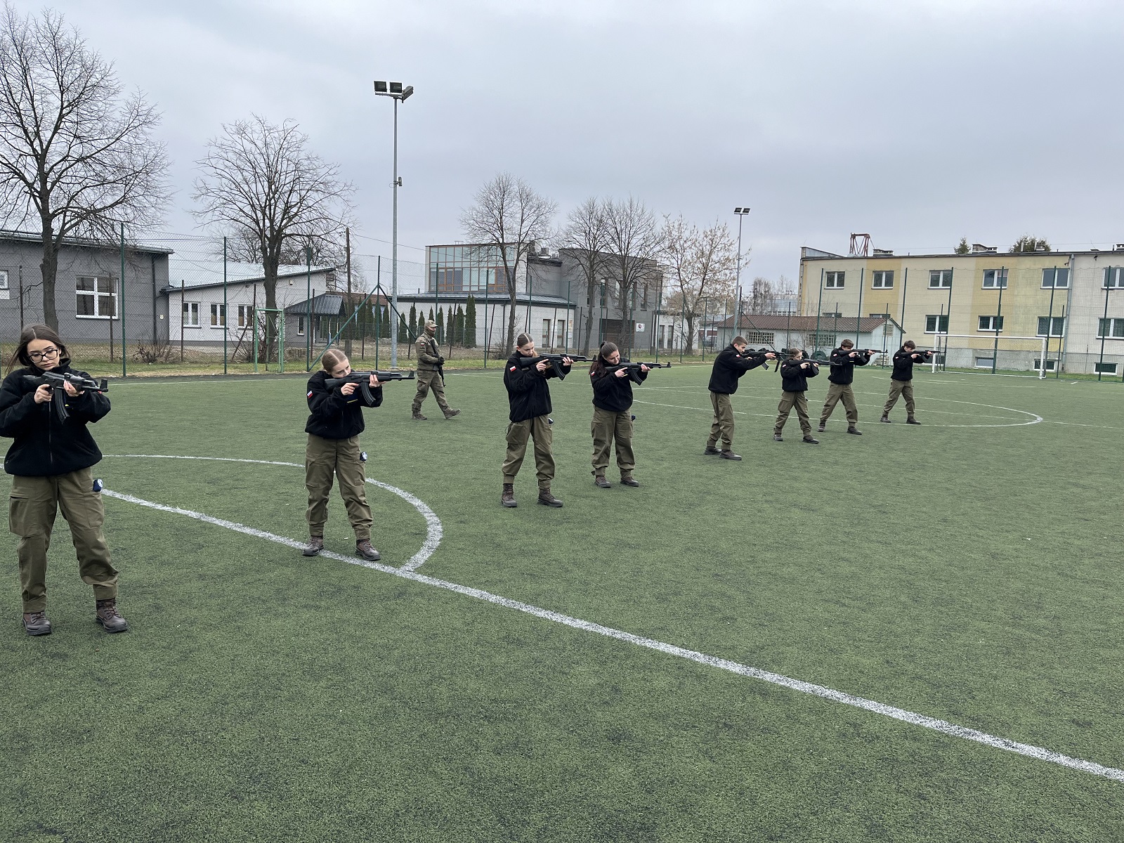 Klasa OPW na lekcji strzelania Klasa OPW na lekcji strzelania